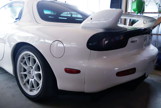 REAR LEFT-SIDE TAIL LIGHT of WHITE FD3S RX7 TYPE-R.