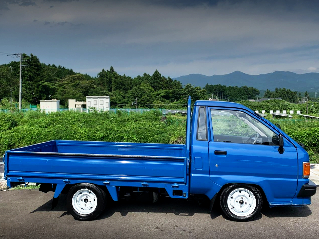 SIDE EXTERIOR of 2nd Gen TOYOTA TOWN ACE TRUCK.