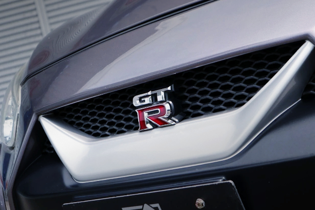 GT-R EMBLEM on FRONT GRILL.