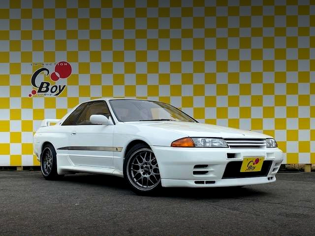 FRONT EXTERIOR of BNR32 SKYLINE GT-R S and S LIMITED VERSION.