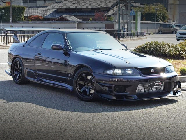 FRONT RIGHT-SIDE EXTERIOR of R33 GT-R.