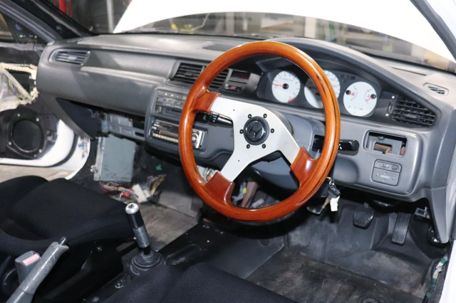 WOOD STEERING and DASHBOARD.