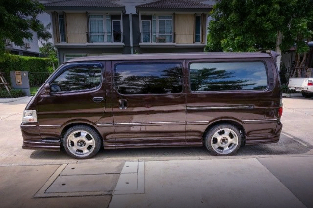 LEFT-SIDE EXTERIOR of BROWN PAINT H100 HIACE.