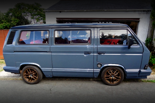 RIGHT-SIDE EXTERIOR of VW TRANSPORTER T3.