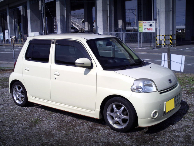 FRONT RIGHT-SIDE EXTERIOR of DAIHATSU ESSE TURBO.