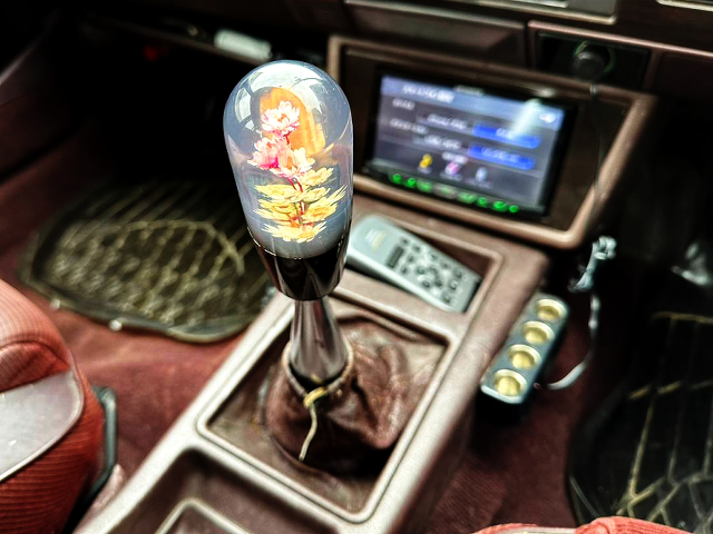 Flowers in Crystal Shift knob. 