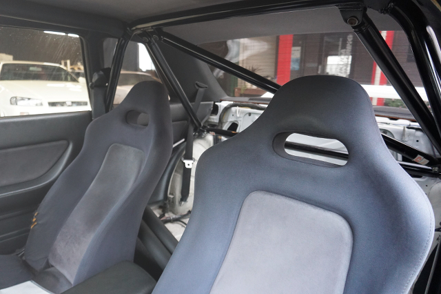 roll cage and seats of R32 SKYLINE-GT-R 