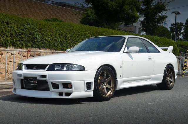 Front Exterior of 590PS R33 SKYINE GT-R.