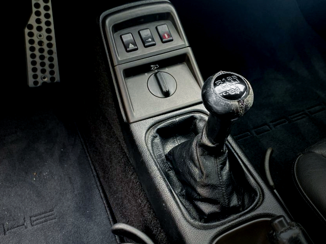 5-Speed manual shift knob of RWB WIDEBODY PORSCHE 964 CARRERA 2.