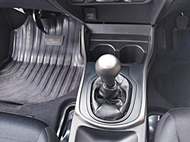 5-Speed Manual Shift knob of GM6 GRACE Driver Training Car.