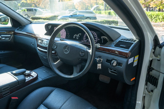 interior dashboard of W221 Mercedes-Benz S350 PICKUP TRUCK.