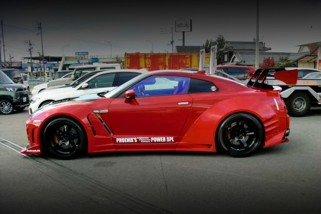 Left-side exterior of CHARGE SPEED WIDEBODY R35 GTR.