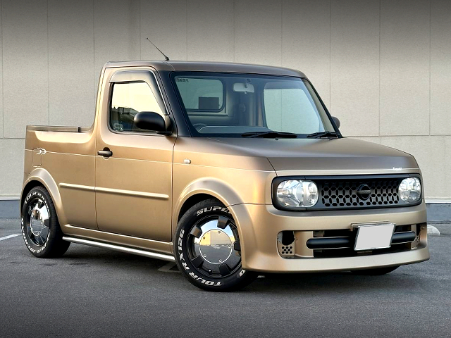 Front exterior of BZ11 NISSAN CUBE MUETTO.