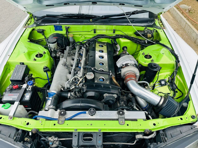 Neo straight-6 RB25DET With RB26 ITBs and AFTERMARKET single Turbo.