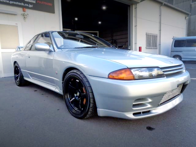 Front exterior of Silver R32GTR.