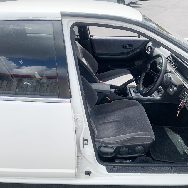 Driver-side interior of A31 CEFIRO.