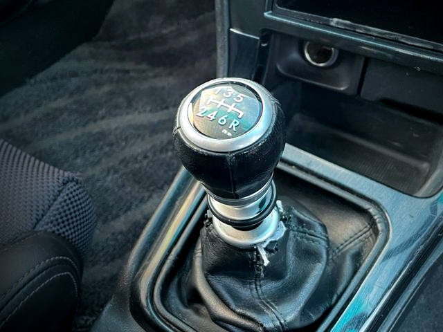 6-speed manual shift knob.