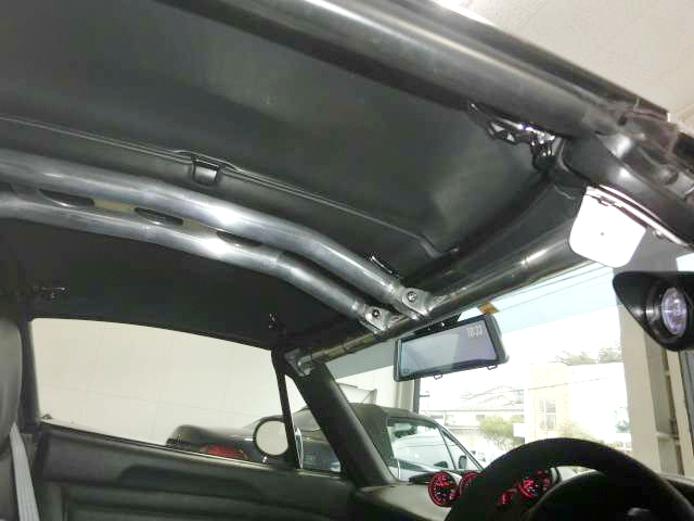 Roll cage in EA21R CAPPUCCINO interior.