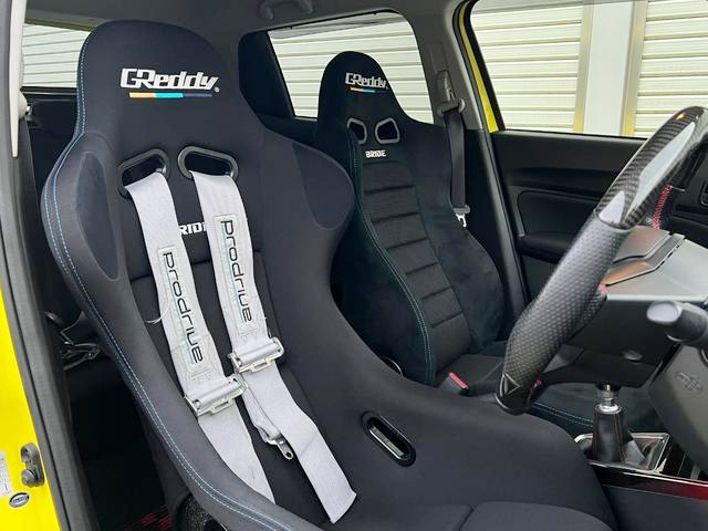 Interior seats of TRUST DEMO CAR ZC33S SWIFT SPORT.