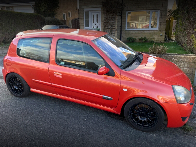 Right-side exterior of Renault clio 182.