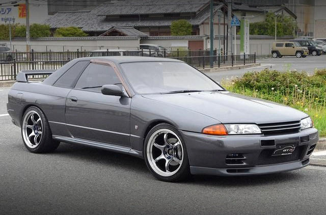 Front exterior of R32 SKYLINE GT-R.