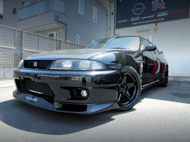 Front exterior of R33 SKYLINE GT-R.