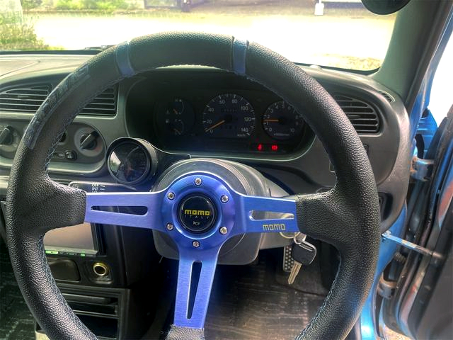 Steering wheel and dashboard of 5th Gen DAIHATSU MIRA.