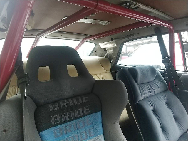 Roll bar and seats of WORKS WIDEBODY KHC231 LAUREL.