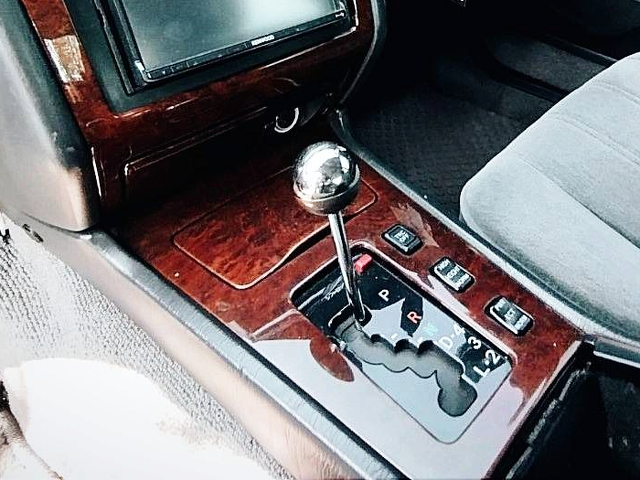 Automatic shift of 10th Gen TOYOTA CROWN.
