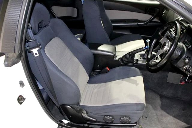 Interior seats of ER34 SKYLINE 2-DOOR 25GT TURBO.