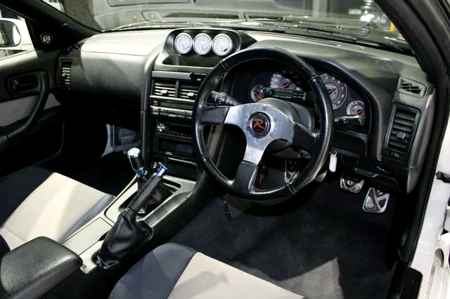 Dashboard of ER34 SKYLINE 2-DOOR 25GT TURBO.