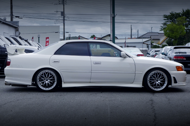 Side exterior of JZX100 CHASER TOURER-S with 2JZ twin turbo and 5MT.