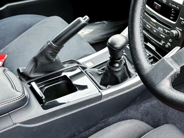 6-Speed manual shift knob and Emergency brake.