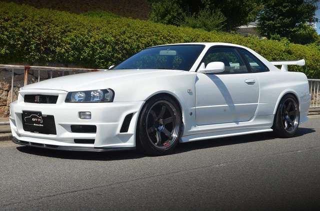 Front exterior of R34 SKYLINE GT-R V-SPEC.