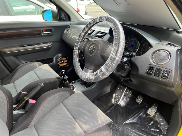 Driver side interior of ZC31S SUZUKI SWIFT SPORT.