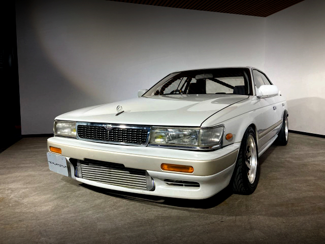 Front exterior of 6th Gen NISSAN LAUREL.