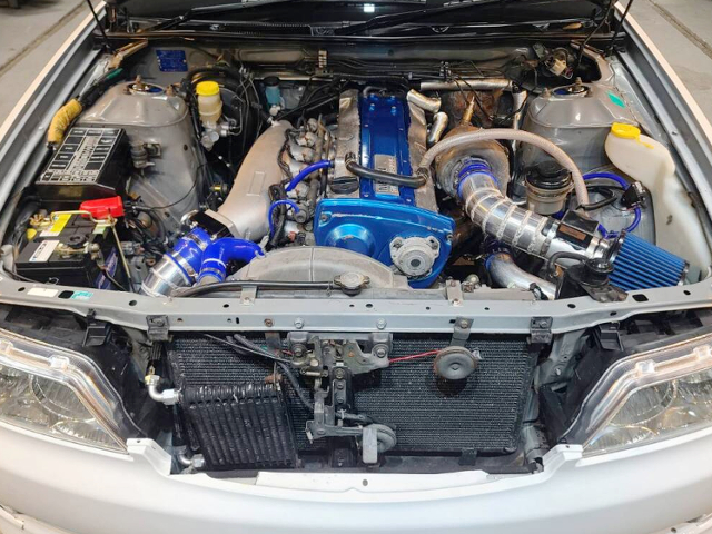 RB25DET 2.5L with plenum surge and BLITZ K3T top-mount turbo.