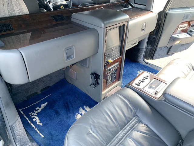 Interior backseat of VG45 TOYOTA CENTURY LIMOUSINE.