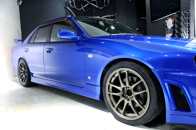 Side exterior of ER34 SKYLINE 4-DOOR 25GT TURBO.