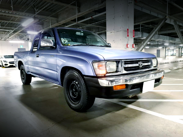 Front exterior of RZN152H HILUX SPORTS PICKUP EXTRA CAB.