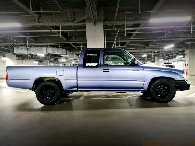 Side exterior of RZN152H HILUX SPORTS PICKUP EXTRA CAB.