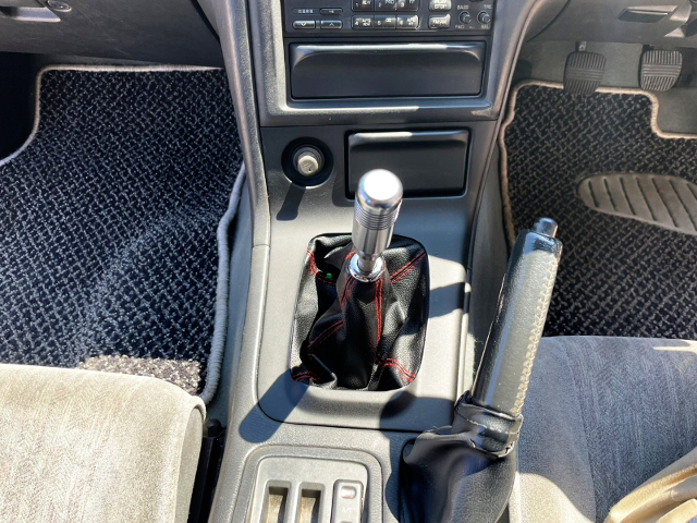 Manual shift knob and emergency brake.