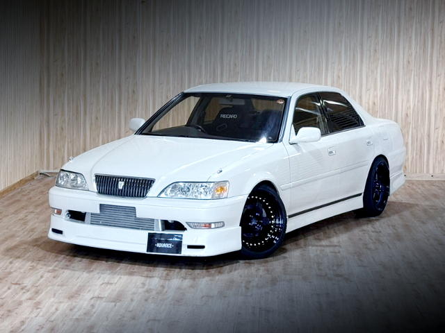 Front exterior of JZX100 CRESTA SUPER 2.5 LUCENT.