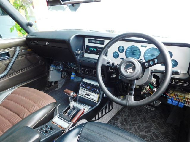 Interior of KENMERI SKYLINE 2-door GT with GT-R style.