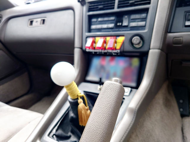 5-Speed manual shift knob.