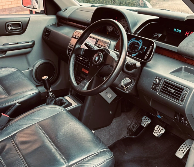 Manual shift conversion interior of 1St Gen NISSAN X-TRAIL GT.