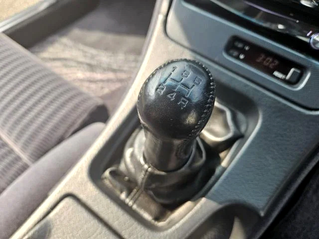 5-SPEED manual shift knob.