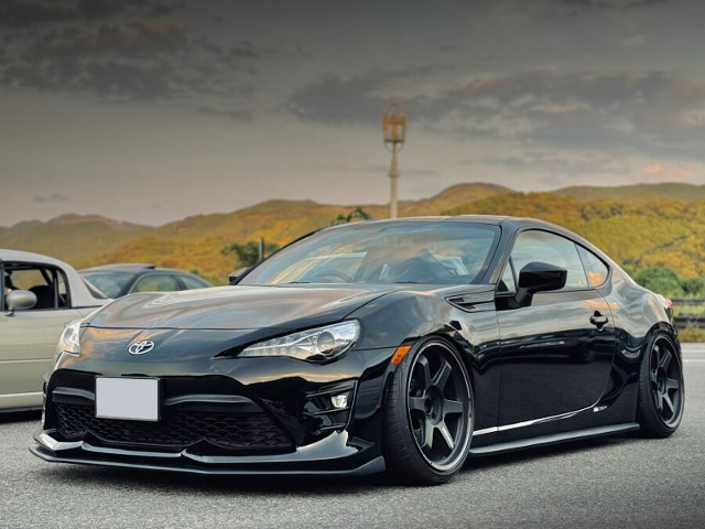 Front exterior of TOYOTA 86GT with ITBs.