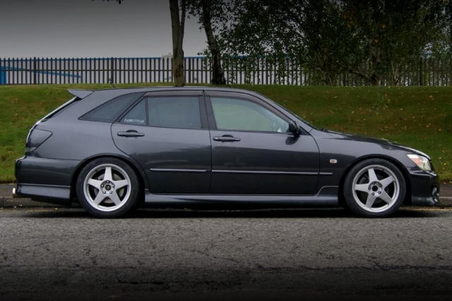 Side exterior of TOYOTA ALTEZZA GITA with 3UZ V8 engine and 6MT.