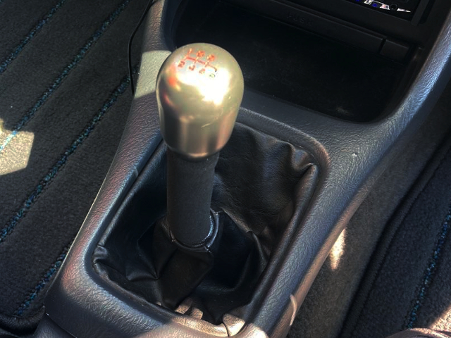 6-speed manual shift knob.